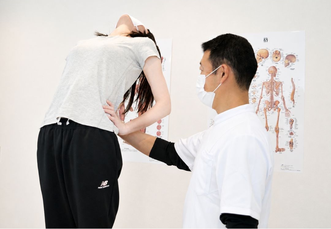 身体の動きから全身のバランスを確認する様子
