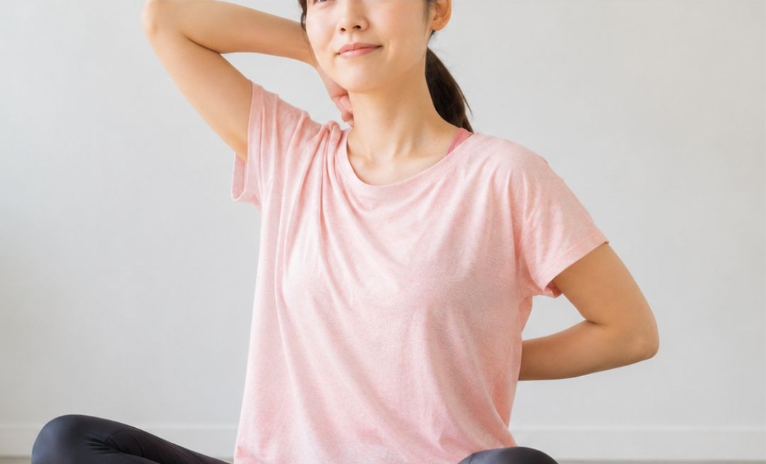 自宅でできるセルフストレッチをする女性