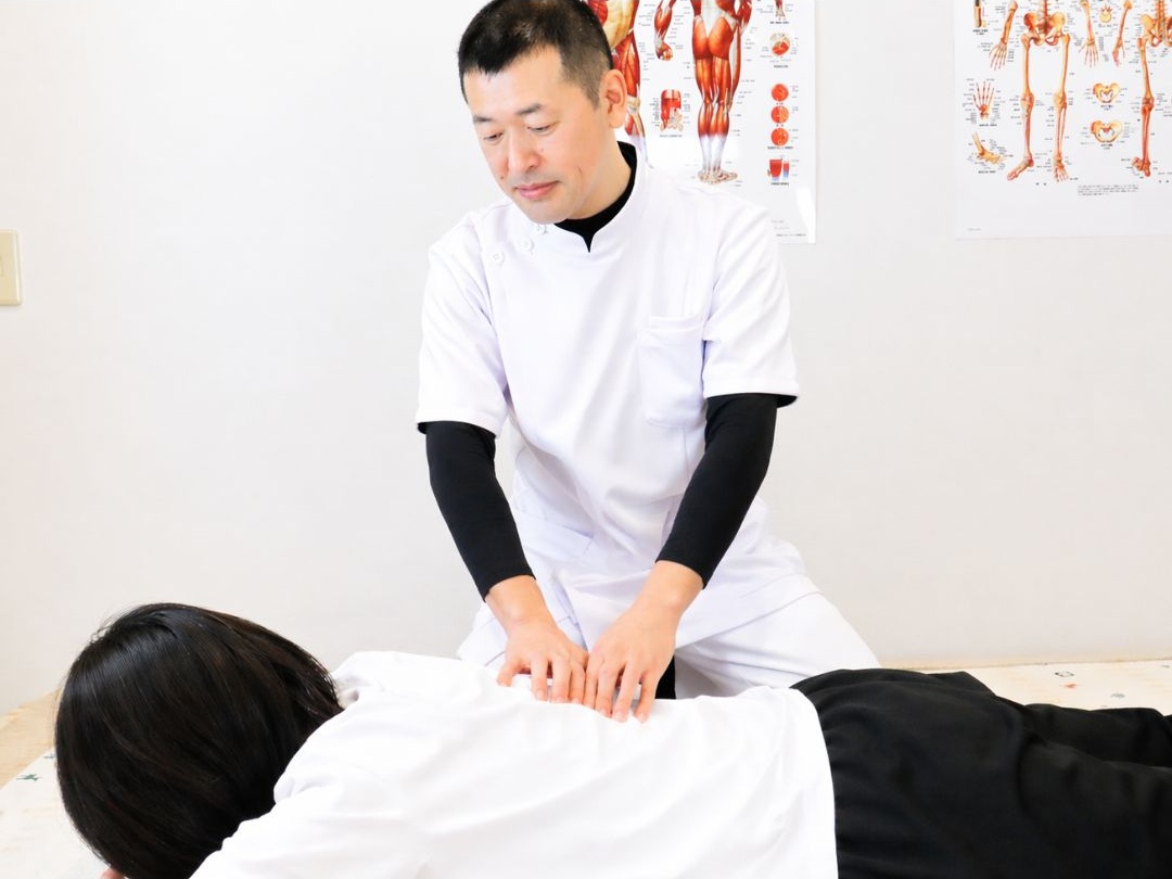 身体に負担の少ないやさしい施術の様子