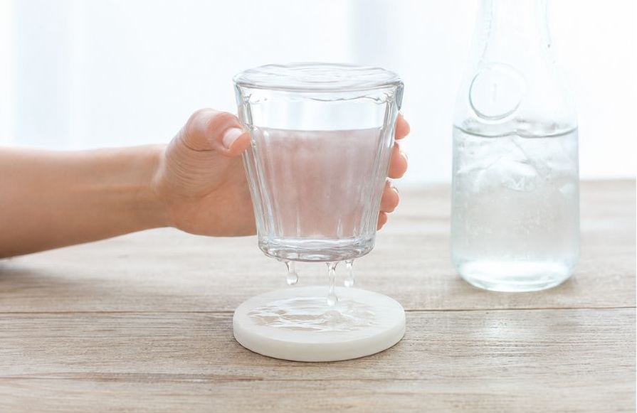 水がいっぱいに入ったコップから水があふれる様子
